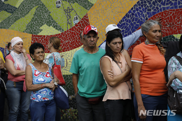  【카라카스=AP/뉴시스】16일(현지시간) 베네수엘라 카라카스에서 주민들이 적십자가 나눠주는 빈 물통과 정수제를 받기 위해 순서를 기다리고 있다.&nbsp; 지난 3월 말 적십자 연맹은 베네수엘라의 약 65만 명에게 원조를 제공할 것이라고 발표하며 양극화된 베네수엘라 어느 쪽의 간섭도 받지 않을 것을 천명한 바 있다.&nbsp; 니콜라스 마두로 대통령도 지난 10일 “정부와 적십자는 유엔 기구들과 베네수엘라에 최대한의 인도적 지원을 위해 협력하기로 합의했다”고 밝혔었다. 2019.04.17. 