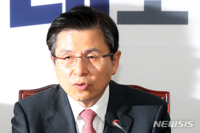 【서울=뉴시스】 박영태 기자 = 17일 오전 서울 영등포구 여의도 국회에서 열린 자유한국당 최고위원·중진의원 연석회의에서 황교안 대표가 자당 의원들의 세월호 막말과 관련해 사과 발언을 하고 있다. 2019.04.17. since1999@newsis.com