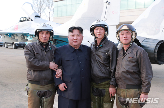 【서울=뉴시스】북한 노동신문은 김정은 국무위원장이 지난 16일 조선인민군 항공 및 반항공군 제1017군부대 전투비행사들의 비행훈련을 지도했다고 17일 보도했다. 2019.04.17. (출처=노동신문)  photo@newsis.com