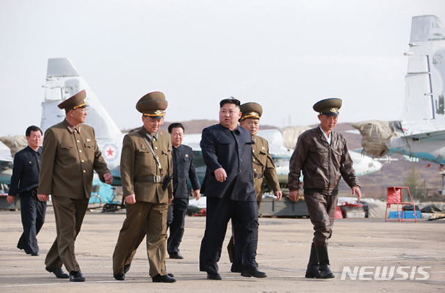 【서울=뉴시스】북한 노동신문은 김정은 국무위원장이 지난 16일 조선인민군 항공 및 반항공군 제1017군부대 전투비행사들의 비행훈련을 지도했다고 17일 보도했다. 김 위원장 뒤로 Su-25 공격기가 보인다. 2019.04.17. (출처=노동신문) photo@newsis.com