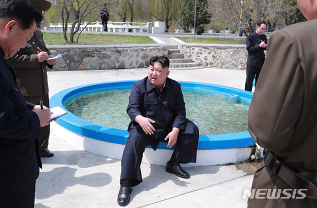 【서울=뉴시스】북한 노동신문은 김정은 국무위원장이 지난 16일 부인 리설주 여사와 함께 신창양어장을 방문해 지도했다고 17일 보도했다. 2019.04.17. (출처=노동신문) photo@newsis.com