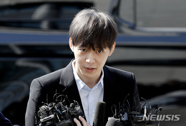【수원=뉴시스】최동준 기자 = 황하나 씨와 함께 마약을 투약한 혐의를 받고 있는 가수 박유천 씨가 17일 경기 수원시 경기남부지방경찰청 마약수사대로 출석하며 취재진 질문에 답변하고 있다. 2019.04.17. photocdj@newsis.com