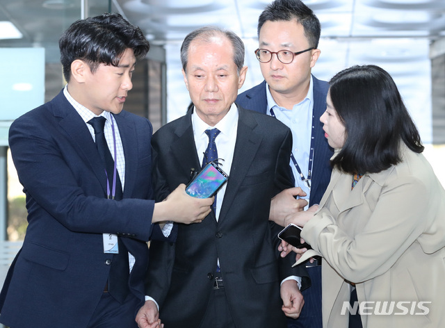 【서울=뉴시스】 전진환 기자 = 홍지호 전 SK케미칼 대표가 지난 4월17일 오전 서울 서초구 서울중앙지법으로 영장실질심사를 받기 위해 들어오고 있다. 2019.04.17. amin2@newsis.com