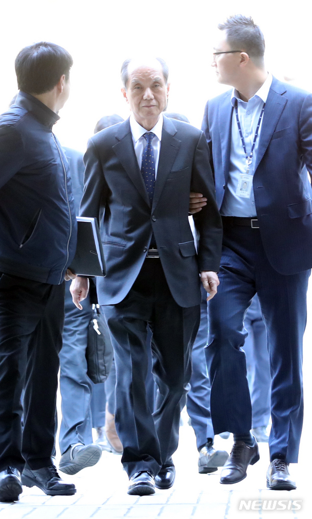 【서울=뉴시스】 전진환 기자 = 인체에 유독한 원료 물질을 사용한 가습기 살균제를 제조·판매하는 데 관여한 혐의를 받고 있는 홍지호 전 SK케미칼 대표가 17일 오전 서울 서초구 서울중앙지법으로 영장실질심사를 받기 위해 들어오고 있다. 2019.04.17.&nbsp; amin2@newsis.com