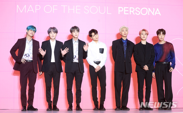 【서울=뉴시스】조수정 기자 =그룹 방탄소년단(BTS)이 17일 오전 서울 중구 을지로 동대문디자인플라자에서 새 미니앨범 '맵 오브 더 솔 : 페르소나(Map of the soul: Persona)' 발매 기자간담회를 열고 포즈를 취하고 있다. 왼쪽부터 뷔, 슈가, 진, 정국, RM, 지민, 제이홉. '맵 오브 더 솔 : 페르소나'는 지난 16일 빌보드 메인 앨범 차트 '빌보드 200' 1위를 기록했다. 방탄소년단의 '빌보드 200' 1위는 이번이 세번째다. 지난해 5월 발매한 정규 3집 '러브 유어셀프 전 티어'로 한국 가수 최초 '빌보드 200' 1위를 차지, 같은 해 8월 발표한 리패키지 앨범 '러브 유어셀프 결 앤서'도 같은 차트 정상에 올랐다. 2019.04.17. chocrystal@newsis.com 