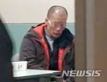 【진주=뉴시스】 차용현 기자 = 17일 오전 4시32분께 경남 진주시 가좌동 한 아파트에서 방화 및 묻지마 살인 사건이 발생한 가운데 피의자 안모(42)씨가 진주경찰서에서 조사를 받고 있다. 2019.04.17.&nbsp;&nbsp; con@newsis.com 