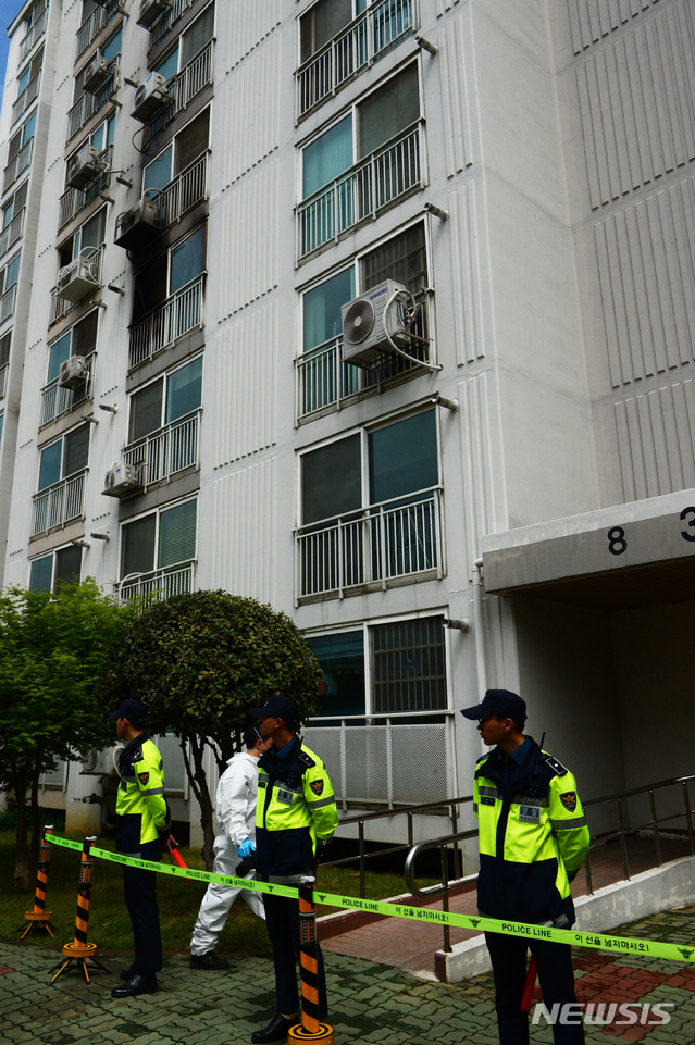 【진주=뉴시스】 차용현 기자 = 17일 오전 4시32분께 경남 진주시 가좌동 한 아파트에서 방화 및 묻지마 살인 사건이 발생한 가운데 경찰이 피의자 안모(42)씨의 집에서 현장감식을 진행하고 있다. 2019.04.17.&nbsp;&nbsp; con@newsis.com