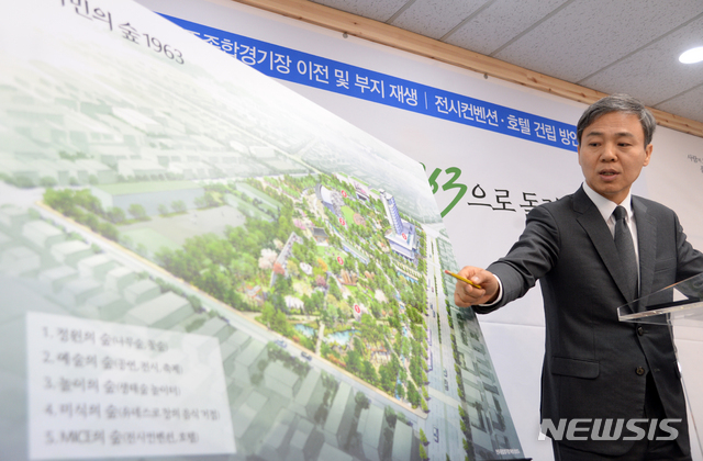 【전주=뉴시스】 김얼 기자= 전주종합경기장 이전 및 부지 재생과 전시컨벤션, 호텔 건립 방안 발표 김승수 전주시장 기자회견이 17일 전북 전주시 전주시청 브리핑룸에서 실시된 가운데 김승수 전주시장이 기자들의 질의에 전주종합경기장 개발 관련 조감도를 비교하며 답변하고 있다. 2019.04.17.&nbsp; pmkeul@newsis.com