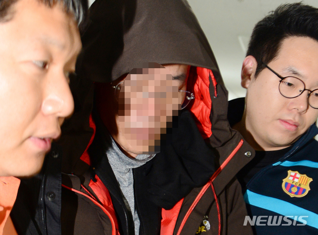 【진주=뉴시스】 차용현 기자 = 17일 오전 4시32분께 경남 진주시 가좌동 한 아파트에서 방화 및 묻지마 살인 사건이 발생한 가운데 용의자 안모(42)씨가 고개를 숙인 채 진주경찰서 유치장으로 이동하고 있다. 2019.04.17.&nbsp;&nbsp; con@newsis.com 