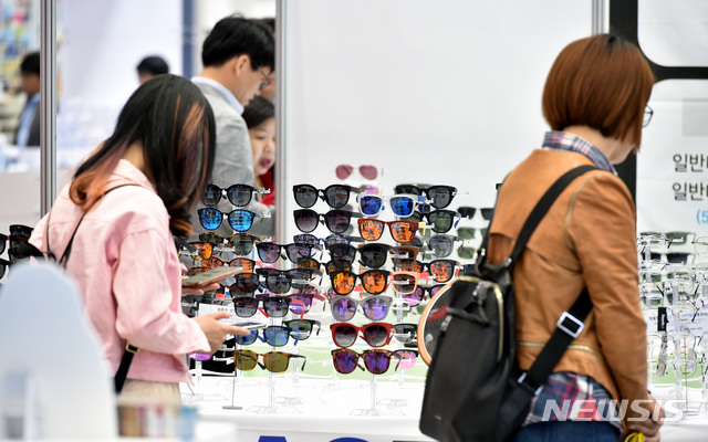 【대구=뉴시스】우종록 기자 = 17일 오후 대구 북구 산격동 엑스코에서 열린 '제18회 대구국제안경전'을 찾은 국내외 바이어들과 관람객들이 안경 등 관련 제품을 살펴보고 있다. 2019.04.17. wjr@newsis.com