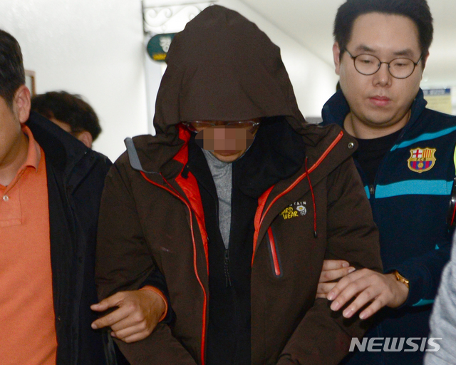 【진주=뉴시스】 차용현 기자 = 17일 오전 4시32분께 경남 진주시 가좌동 한 아파트에서 방화 및 묻지마 살인 사건이 발생한 가운데 피의자 안모(42)씨가 고개를 숙인 채 진주경찰서 유치장으로 이동하고 있다. 2019.04.17. con@newsis.com