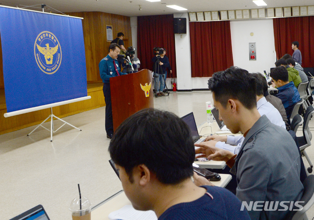 【진주=뉴시스】 차용현 기자 = 17일 오전 4시32분께 경남 진주시 가좌동 한 아파트에서 방화 및 묻지마 살인 사건이 발생한 가운데 진주경찰서 이희석 서장이 서내 4층 대강당에서 사건과 관련한 언론브리핑을 하고 있다. 2019.04.17. con@newsis.com