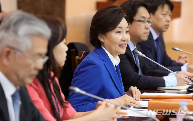 【서울=뉴시스】박주성 기자 = 박영선 중소벤처기업부 장관이 17일 오후 서울 세종로 정부서울청사에서 열린 제1차 규제자유특구규제특례등심의위원회 회의에서 모두발언을 하고 있다. 2019.04.17. park7691@newsis.com