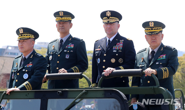 【서울=뉴시스】이영환 기자 = 17일 오후 서울 용산구 한미연합군사령부 나이트필드 연병장에서 열린 한미연합군사령부 부사령관 이·취임식에서 김병주(오른쪽부터) 전 부사령관, 로버트 에이브럼스 한미연합사령부 사령관, 최병혁 신임 부사령관이 열병을 하고 있다. 2019.04.17. 20hwan@newsis.com