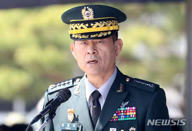 【서울=뉴시스】이영환 기자 = 17일 오후 서울 용산구 한미연합군사령부 나이트필드 연병장에서 열린 한미연합군사령부 부사령관 이·취임식에서 최병혁(왼쪽) 신임 부사령관이 취임사를 하고 있다. 2019.04.17. 20hwan@newsis.com