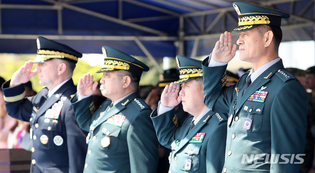 【서울=뉴시스】이영환 기자 = 17일 오후 서울 용산구 한미연합군사령부 나이트필드 연병장에서 열린 한미연합군사령부 부사령관 이·취임식에서 최병혁(오른쪽부터) 신임 부사령관, 김병주 전 부사령관, 박한기 합참의장, 로버트 에이브럼스 한미연합사령부 사령관이 경례를 하고 있다. 2019.04.17.&nbsp; 20hwan@newsis.com