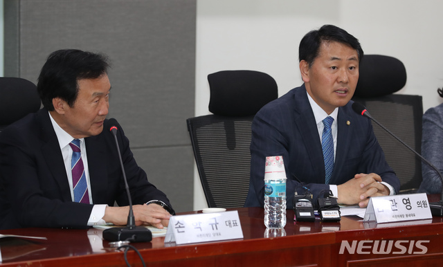 【서울=뉴시스】고승민 기자 = 17일 서울 여의도 국회 의원회관에서 열린 탈북민자녀 교육정책 혁신방안 토론회에서 바른미래당 김관영 원내대표가 인사말하고 있다. 2019.04.17. kkssmm99@newsis.com