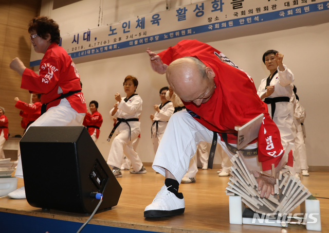 【서울=뉴시스】고승민 기자 = 지난 4월17일 서울 여의도 국회 의원회관에서 열린 '100세 시대, 노인체육 활성화를 위한 토론회' 식전공연에서 실버태권도 시범단이 태권도를 선보이고 있다. 2019.04.17.kkssmm99@newsis.com