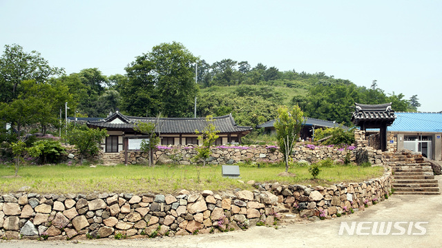 【신안=뉴시스】박상수 기자 = 전남 신안군이 압해도와 암태도를 연결하는 천사대교 개통을 계기로 순환형 '1004섬 시티투어버스'를 운영한다. 사진은 안좌도의 김환기 화백 생가. 2019.04.17. (사진=신안군 제공) photo@newsis.com