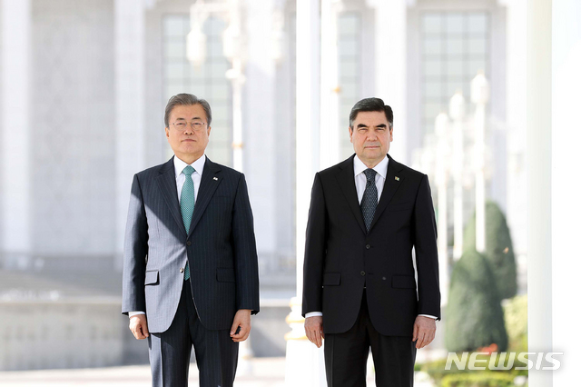 【아시가바트(투르크메니스탄)=뉴시스】박진희 기자 = 투르크메니스탄을 국빈 방문중인 문재인 대통령이 17일 오전(현지시각) 아시가바트 국립독립광장에서 열린 공식환영식에 구르반굴리 베르디무하메도프 투르크메니스탄 대통령과 참석하고 있다. 2019.04.17.&nbsp; pak7130@newsis.com