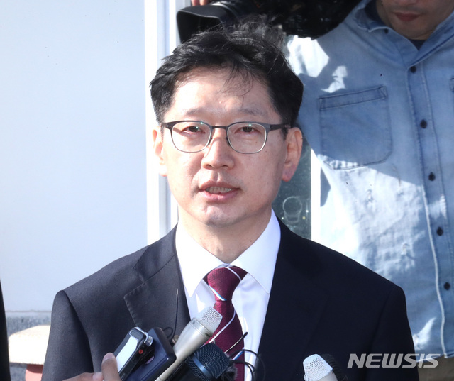 【서울=뉴시스】 전진환 기자 = 드루킹 댓글 조작에 가담한 혐의로 1심에서 실형을 선고 받고 법정 구속된 김경수 경남지사가 17일 오후 법원의 보석허가를 받고 경기도 의왕시 서울구치소를 나와 기자들과 인터뷰하고 있다. 2019.04.17. amin2@newsis.com