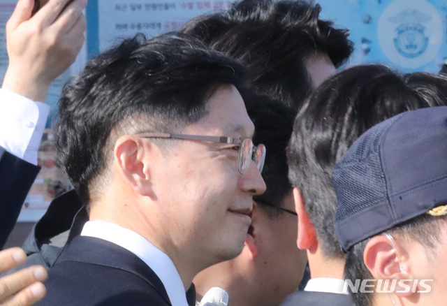 【서울=뉴시스】 전진환 기자 = 드루킹 댓글 조작에 가담한 혐의로 1심에서 실형을 선고 받고 법정 구속된 김경수 경남지사가 17일 오후 법원의 보석허가를 받고 경기도 의왕시 서울구치소를 나와 차량으로 향하고 있다. 2019.04.17. amin2@newsis.com