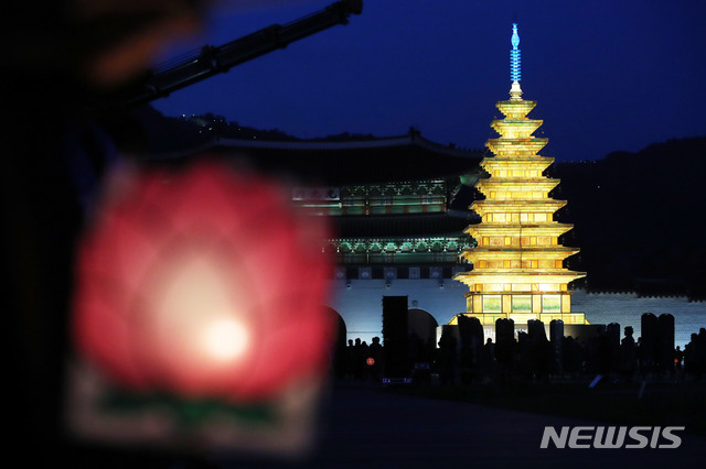 【서울=뉴시스】박미소 수습기자 = 17일 오후 서울 종로구 광화문광장에서 열린 '2019 연등회 광화문 점등식'에서 미륵사지 탑등에 조명이 점등되어 있다. 2019.04.17. misocamera@newsis.com