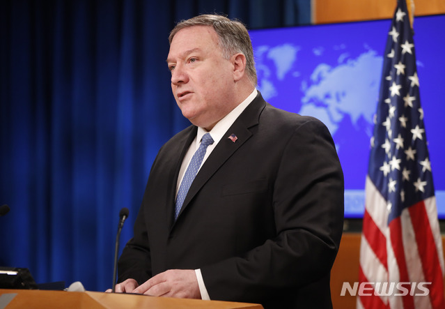 【워싱턴=AP/뉴시스】마이크 폼페이오 미 국무장관이 17일(현지시간) 워싱턴 국무부 청사에서 기자간담회를 진행하고 있다. 폼페이오 장관은 이날 쿠바 억류 자산을 운용하는 외국 회사들에 대한 미국 소송을 허용하겠다고 밝혔다. 2019.04.18.
