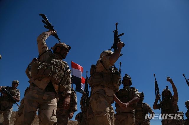 【타지( 이라크) = AP/뉴시스】 이라크의 자티에서 호주, 뉴질랜드 출신의 미국주도 연합군과 함께 훈련중인 이라크 부대. 이들과 싸우는 이라크와 시리아의 IS부대 가운데에는 북구 등 유럽인들도 포함돼 있어 노르웨이 정부는 이들중 노르웨이인 어린이들 40여명의 귀국 허가에 대한 찬반을 묻는 여론조사를 실시했다.&nbsp; 