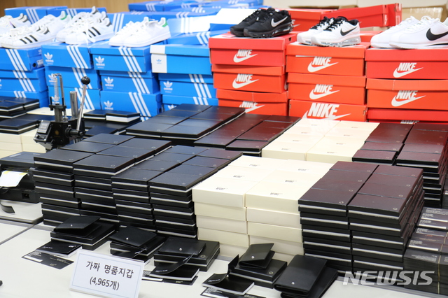 중국에서 들여 온 가짜 명품 지갑 등을 인터넷에서 정품으로 속여 판 일당이 대구 경찰에 붙잡혔다. 2019.04.18. 