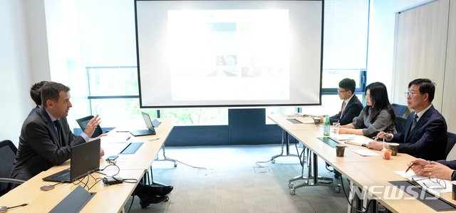 【홍성=뉴시스】유효상 기자 = 양승조 충남지사가 17일(현지시각) 미국에서 프랑스 파리로 이동, 첨단소재 분야 선두 업체인 아이(I)사를 찾아 투자 유치 상담 활동을 펼치고 있다. 2019.04.18 (사진=충남도 제공)&nbsp; photo@newsis.com