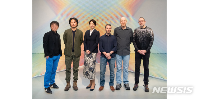 【영종도=뉴시스】박현주 미술전문기자 PAS_Prism_Fantasy_New ways view light. 인천 영종도 ‘파라다이스 아트 스페이스(PARADISE ART SPACE)’는 19일부터 세계적인 아티스트 11인의 그룹展 '프리즘 판타지: 빛을 읽는 새로운 방법(PRISM FANTASY: New ways to view light)'을 개최한다.