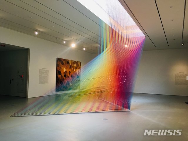 【영종도=뉴시스】박현주 미술전문 기자 = 18일 인천 영종도 파라다이스 아트 스페이스는 2019년 첫 전시 ‘프리즘 판타지展’을 개막했다. 빛의 다양한 스펙트럼을 다루는 멕시코이 가브리엘 다우등 국내외 작가 11명의 작품을 선보인다.