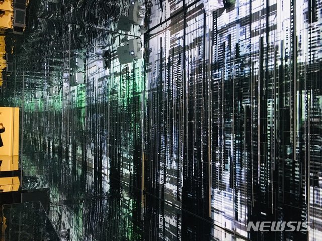 【영종도=뉴시스】 박현주 미술전문 기자 = 파라다이스 아트 스페이스 ‘프리즘 판타지展’에 전시된 덴마크 작가 예페 하인 작품.