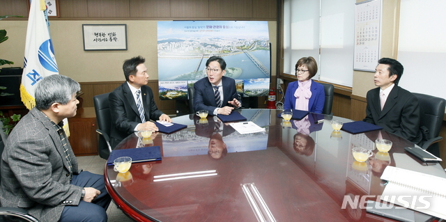 【서울=뉴시스】관내 개인서비스업 협회와 착한가격업소 활성화를 위한 업무협약을 체결한 모습. 2019.04.18. (사진=동작구 제공)