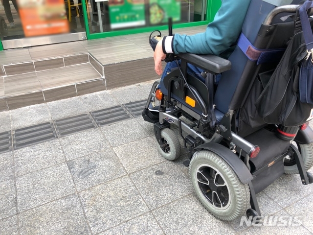 [대구=뉴시스]이은혜 기자 = 대구 중구 동성로의 한 식당 앞에서 휠체어가 계단에 막혀 실내로 들어가지 못하고 있다. 2019.04.18. ehl@newsis.com <기사 내용과 직접 관련 없음>