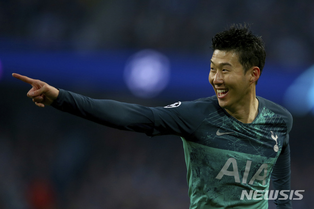  【맨체스터=AP/뉴시스】토트넘의 손흥민이 17일(현지시간) 영국 맨체스터의 에티하드 스타디움에서 열린 맨시티와의 2018-2019 UEFA 챔피언스리그 8강 2차전에서 골을 넣고 기뻐하고 있다.&nbsp; 손흥민은 전반 7분과 10분 연속골을 뽑아내 멀티 골을 기록했으며 팀은 3-4로 졌지만 1, 2차전 합계 4-4가 되면서 원정 다득점 원칙에 따라 4강에 올랐다.&nbsp; 토트넘은 아약스(네덜란드)와 4강에서 만나며 경고 누적인 손흥민은 아약스와의 1차전에서는 뛰지 못한다. 2019.04.18. 