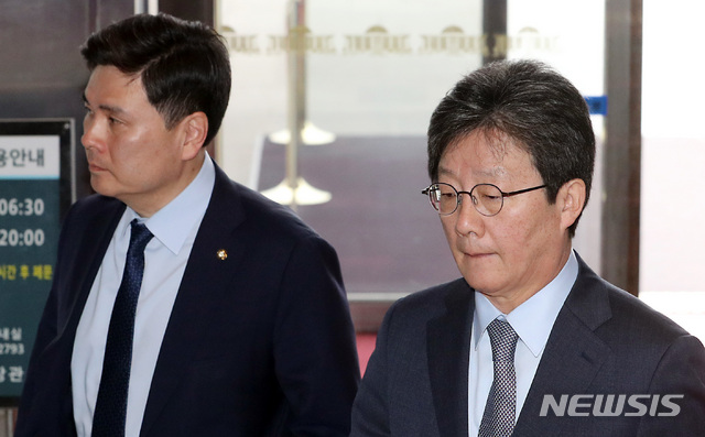 【서울=뉴시스】이종철 기자 = 18일 서울 여의도 국회에서 열린 바른미래당 의원총회에 참석하는 유승민, 지상욱 의원이 심각한 표정으로 회의장으로 향하고 있다. 2019.04.18.&nbsp; jc4321@newsis.com
