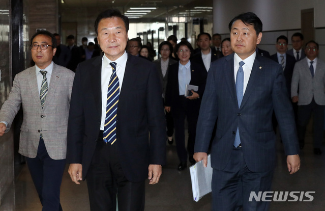 【서울=뉴시스】 박영태 기자 = 18일 오전 서울 영등포구 여의도 국회에서 열린 바른미래당 의원총회에 손학규 대표와 김관영 원내대표가 참석하고 있다. 2019.04.18. since1999@newsis.com