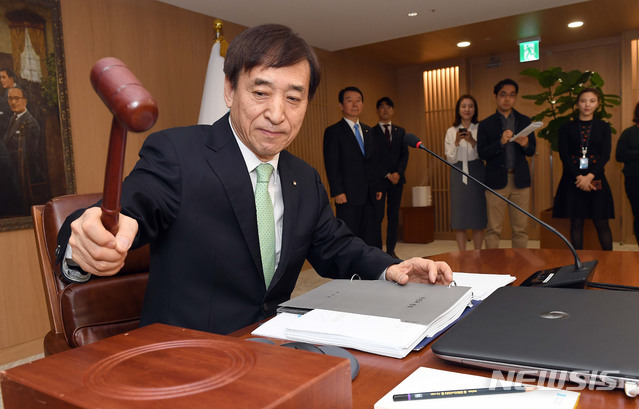 【서울=뉴시스】김진아 기자 = 이주열 한국은행 총재가 18일 오전 서울 중구 한국은행에서 열린 금융통화위원회에서 회의시작을 알리며 의사봉을 두드리고 있다. 2019.04.18.   photo@newsis.com