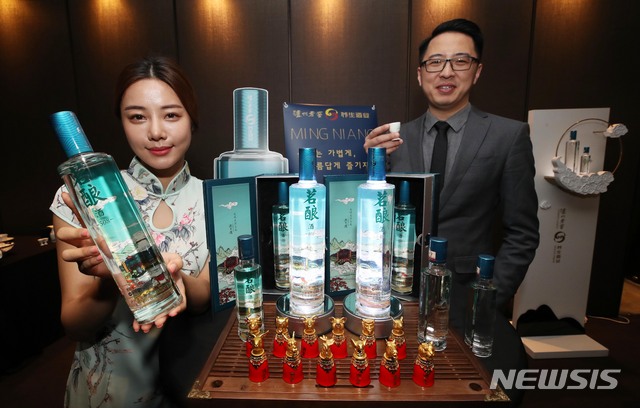 【서울=뉴시스】 고범준 기자 = 중국 국영 주류기업 '노주노교'가 18일 오전 서울 중구 더 플라자호텔 파인룸에서 전통과 현대 과학기술이 접목된 신제품 백주(白酒) '명냥'를 선보이고 있다. 이용표 노주노교 양생주업 하북지역 마케팅유한공사 총경리와 모델이 '명냥'을 소개하고 있다. 명냥은 도수가 높은 술임에도 목넘김이 좋아 숙취가 없는 것이 장점이다. 2019.04.18. bjko@newsis.com