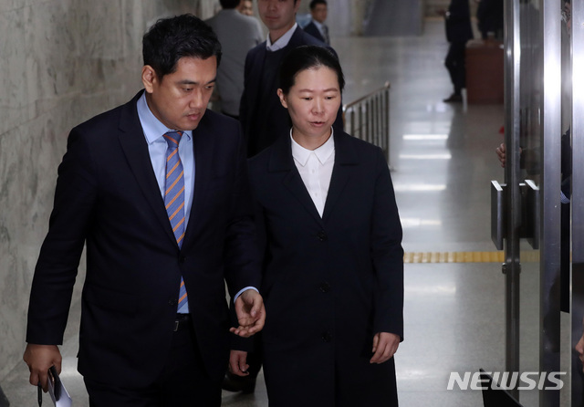 【서울=뉴시스】 박영태 기자 = 오신환, 권은희 바른미래당 의원이 18일 오전 서울 영등포구 여의도 국회에서 열린 바른미래당 의원총회장을 잠시 나오고 있다. 2019.04.18. since1999@newsis.com