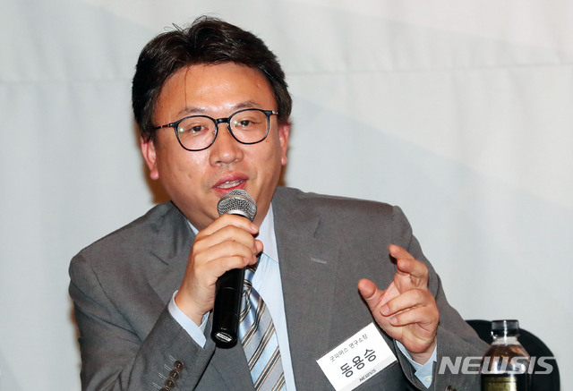 【서울=뉴시스】홍효식 기자 = 동용승 굿파머스 연구소장이 18일 오전 서울 영등포구 여의도 콘래드호텔에서 열린 제2회 뉴시스 통일경제포럼 '북한 경제개방, 전망과 과제'에 참석해 '기업·금융권 진출 진단'을 주제로 한 패널토론을 주재하고 있다. 2019.04.18. yesphoto@newsis.com
