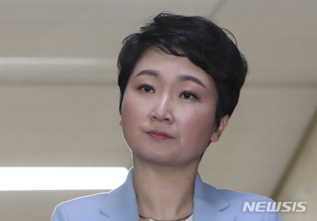 【서울=뉴시스】고승민 기자 = 바른미래당이 18일 국회에서 선거법 등 패스트트랙(신속처리안건) 추진과 당 수습 방안을 두고 난상토론을 벌이는 가운데 의결권이 없는 이언주 의원이 회의장을 나서고 있다. 2019.04.18. kkssmm99@newsis.com