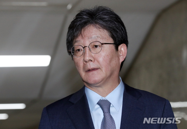 【서울=뉴시스】 박영태 기자 = 유승민 바른미래당 의원이 18일 서울 영등포구 여의도 국회에서 열린 바른미래당 의원총회를 끝내고 취재진의 질문에 답변하고 있다. 2019.04.18. since1999@newsis.com