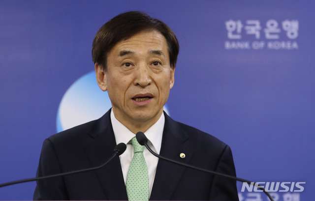 【서울=뉴시스】김진아 기자 = 이주열 한국은행 총재가 18일 서울 한국은행 기자실에서 금융통화위원회의 금리 동결 결정 배경을 설명하고 있다. 한국은행 금융통화위원회는 이날 4월 기준금리를 연 1.75% 수준에서 동결하는 것에 대해 합의했다. 2019.04.18.&nbsp; bluesoda@newsis.com