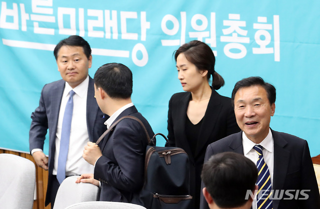 【서울=뉴시스】이종철 기자 = 18일 서울 여의도 국회에서 열린 바른미래당 의원총회가 끝난뒤 손학규 대표와 김관영 원내대표가 심각한 표정을 하고 있다. 2019.04.18.&nbsp; jc4321@newsis.com