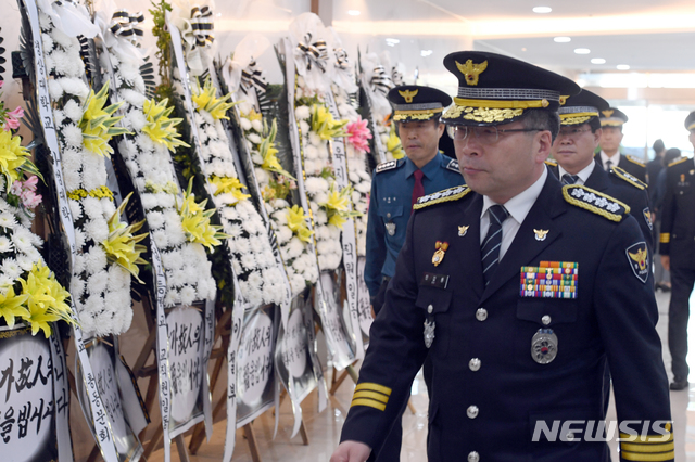 【진주=뉴시스】 차용현 기자 = 18일 오전 민갑룡 경찰청장이 지난 17일 경남 진주시 한 아파트에서 발생한 묻지마 살인사건으로 생을 마감한 희생자 5명의 합동분향소가 마련된 진주혁신도시 내 한일병원 장례식장을 찾아 국화를 올리고 분향을 하며 희생자들을 위로하고 있다. 2019.04.18.   con@newsis.com