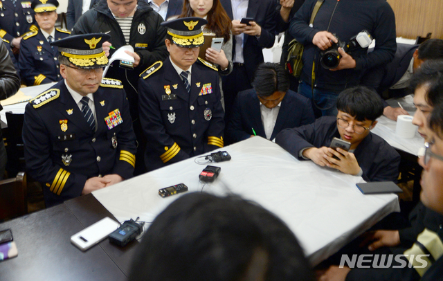 【진주=뉴시스】 차용현 기자 = 18일 오전 지난 17일 경남 진주시 한 아파트에서 발생한 묻지마 살인사건 희생자의 합동분향소를 찾은 민갑룡 경찰청장이 희생자 유가족을 만나 위로의 뜻을 전했다. 2019.04.18.&nbsp;&nbsp; con@newsis.com 