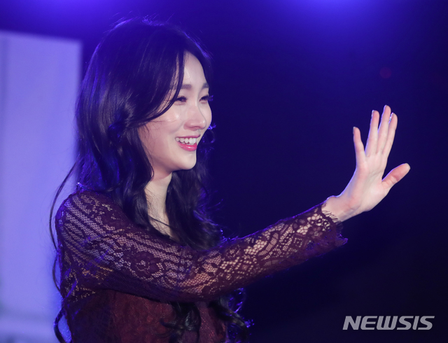 【서울=뉴시스】조수정 기자 = '프로듀스 101 시즌 1' 출신 가수 박하이가 18일 오후 서울 서교동 드림홀에서 2번째 미니앨범 '달라요' 쇼케이스를 열고 트로트 장르의 신곡을 선보이고 있다. 2019.04.18. chocrystal@newsis.com